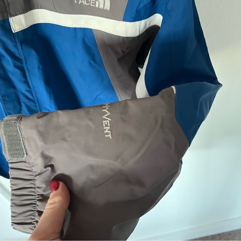 The North Face Boy's Large Hyvent Windbreaker Rain Coat. - Picture 6 of 11